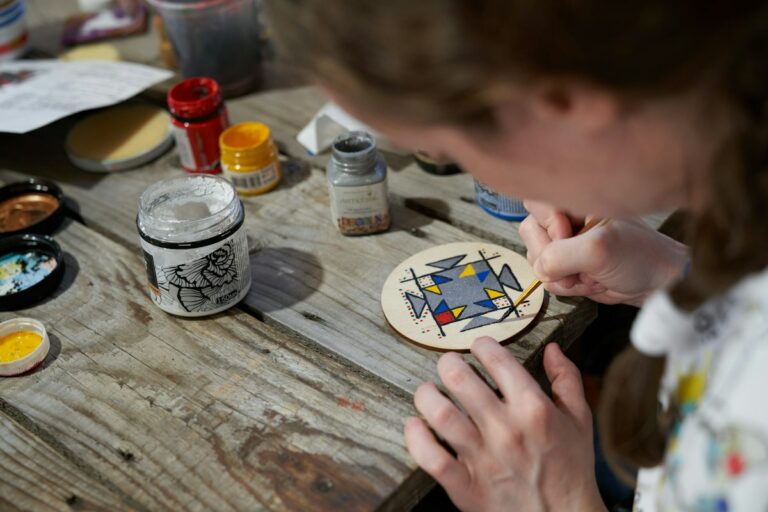 Peinture d’un motif sur un dessous de verre en bois