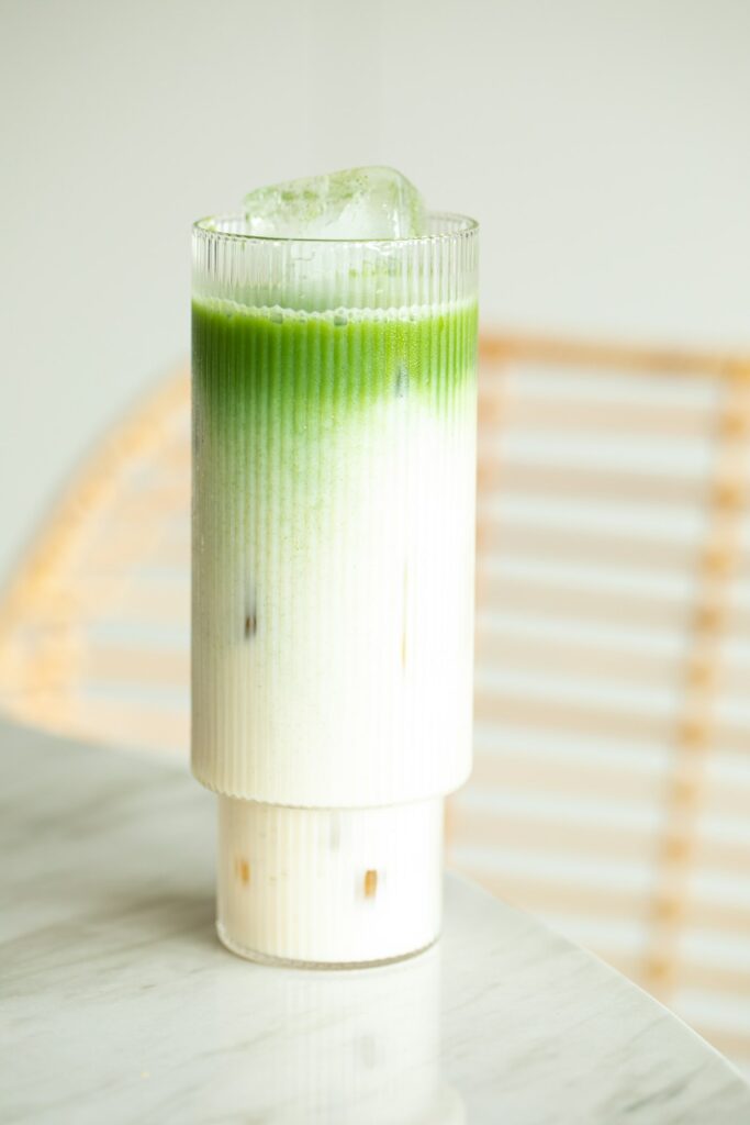 Latte matcha glacé en dégradé